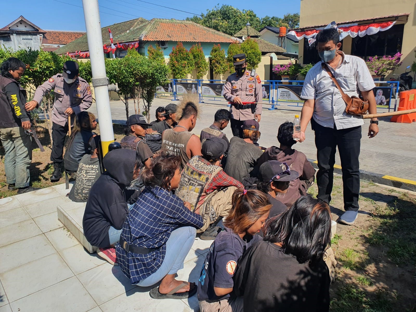 Pesta Miras, Polsek Weru Amankan 16 Anak Punk 