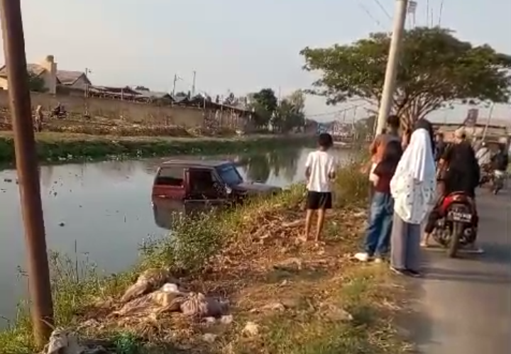 Sebuah Mobil Terperosok ke Sungai di Jatibarang, Evakuasi Dilakukan Cukup Sulit 