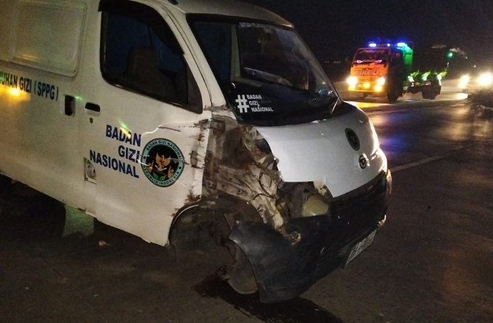 Mobil Berlogo Badan Gizi Nasional Terlibat Kecelakaan Beruntun di Jalur Pantura Losarang 