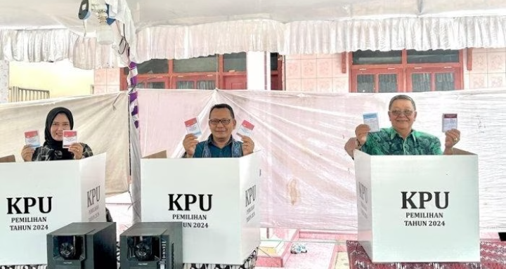 Cawabup Tobroni 'Nyoblos' di TPS 1 Kaplongan Lor: Saya Keluar Rumah Baca Bismillah 3 Kali