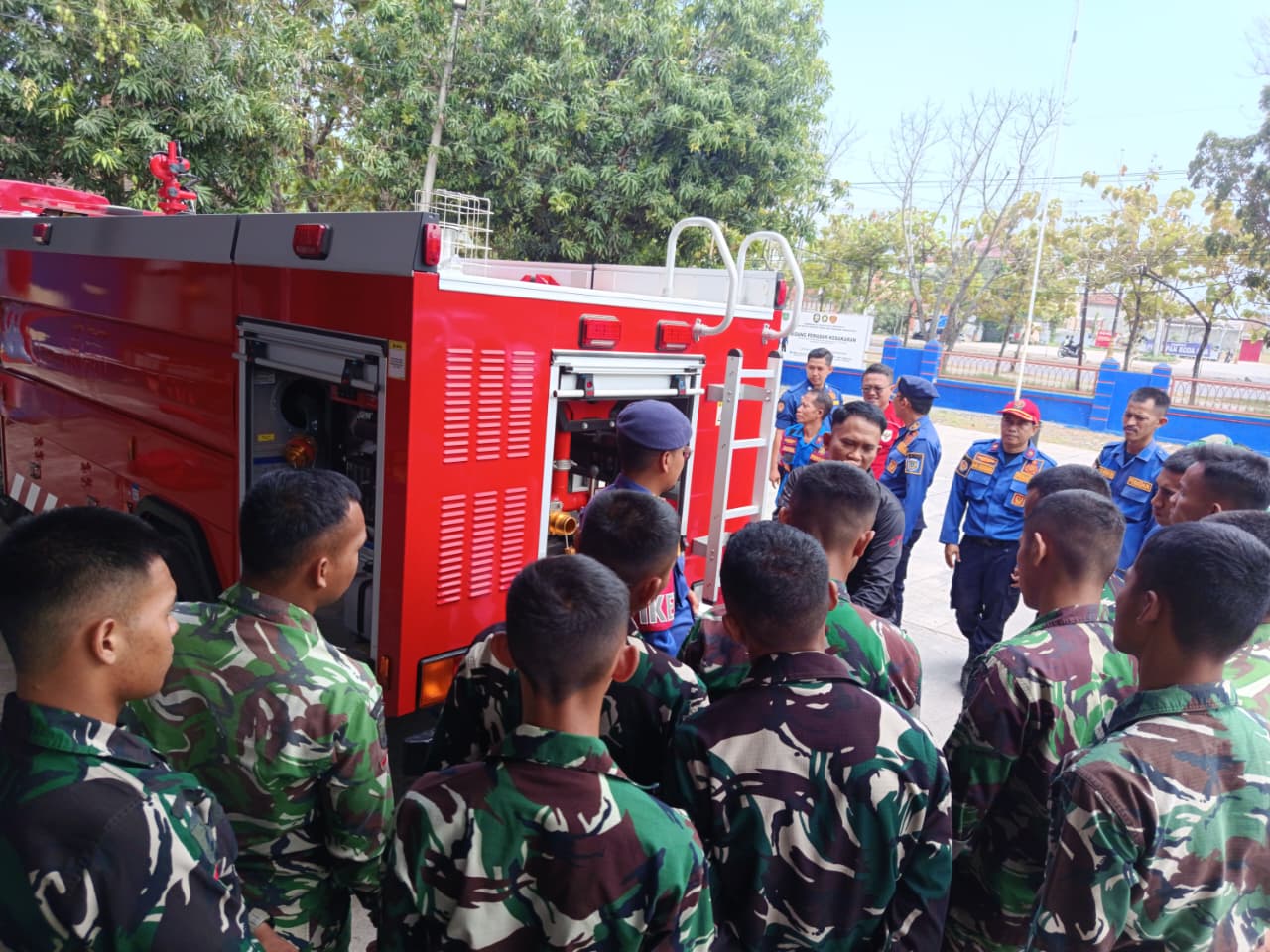 Tingkatkan Kapasitas Personel, Damkar Indramayu dan Brigif TP 34/ Cakrabuana Gelar Latihan Bersama