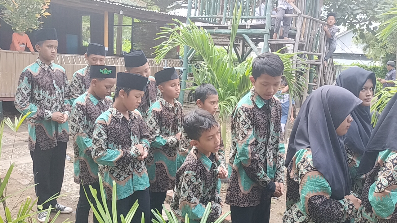 Meriah, MI Sekolah Alam Indramayu Gelar Pelepasan Siswa Kelas VI 