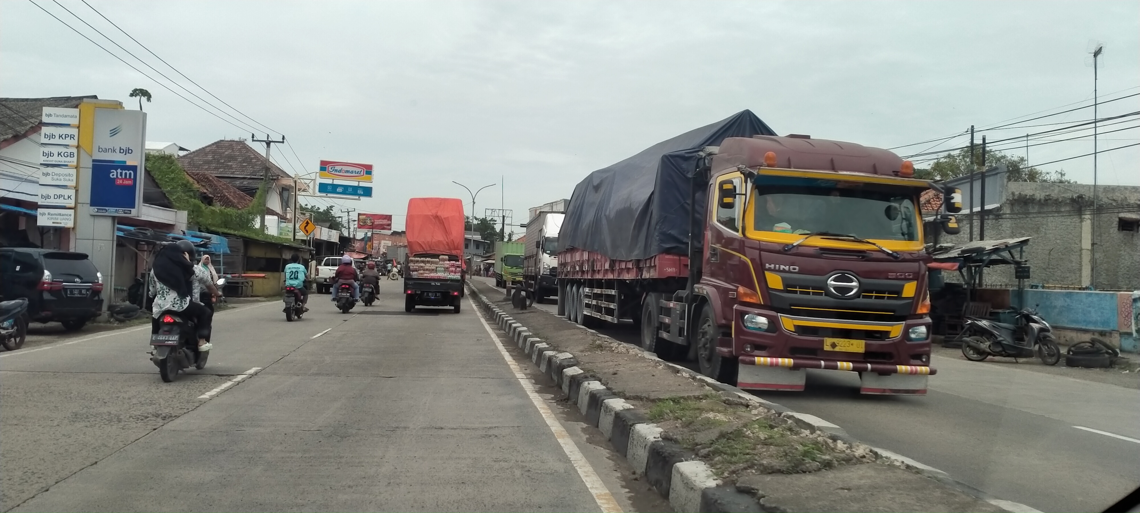 Pembatasan, Kendaraan Berat Masih Padati Jalan Pantura