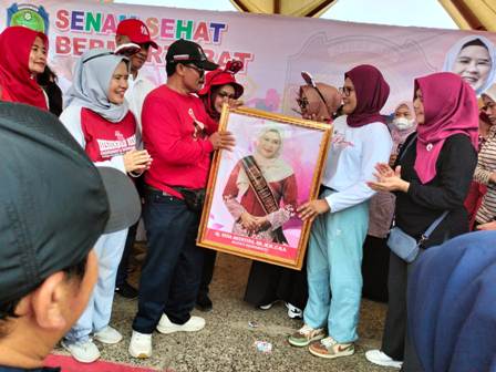 Usai Senam Sehat Bermartabat, Bupati Nina Bagi bagi Hadiah Sepeda 