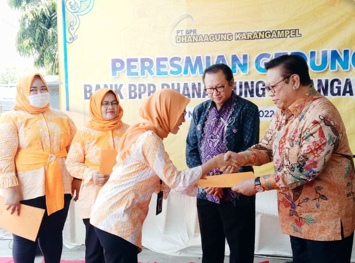 DR HR Agung Laksono Resmikan  Gedung Bank BPR Dhanaagung Karangampel