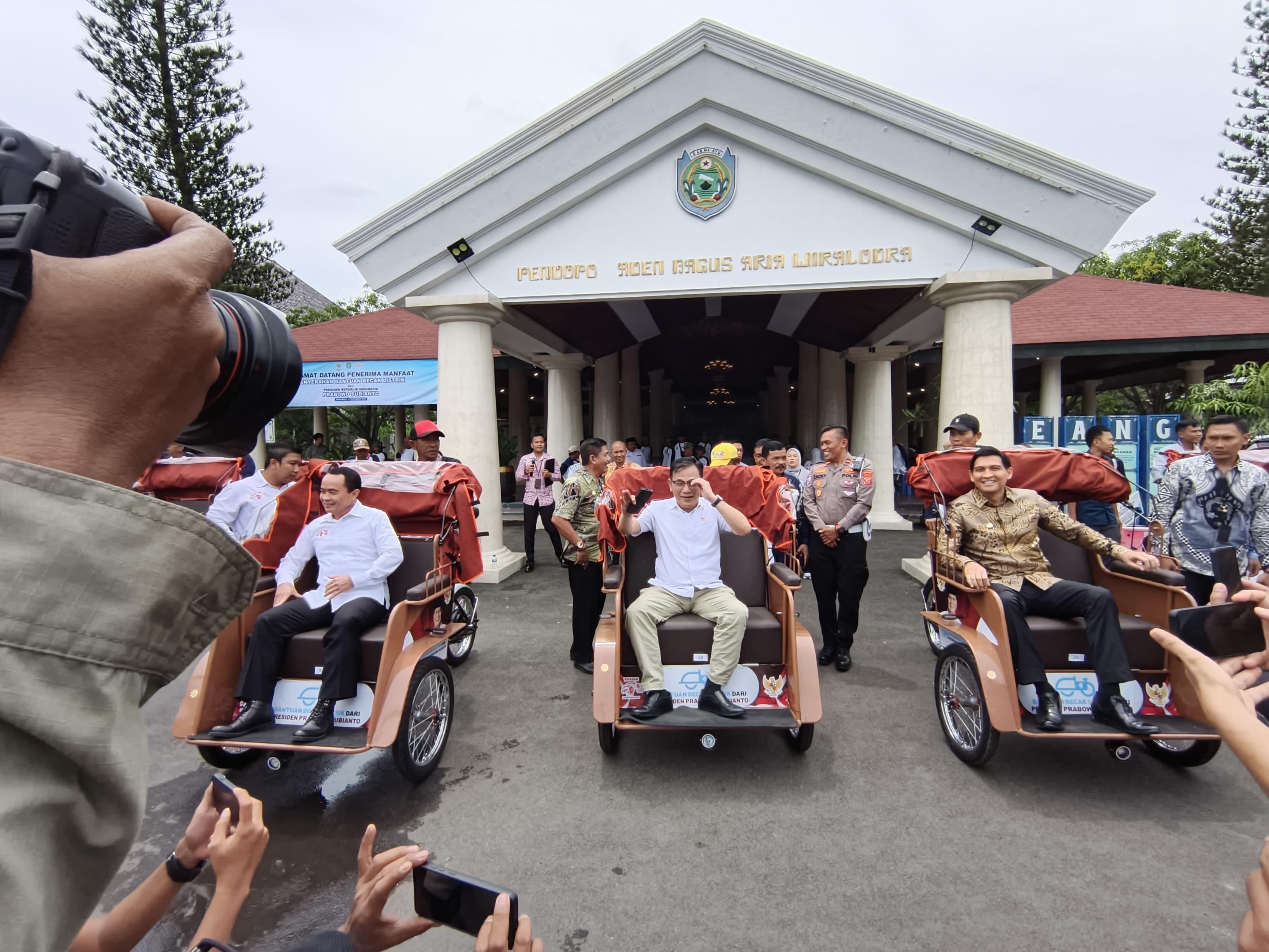 Pemerintah Salurkan Becak Listrik untuk Lansia, Dorong Kemandirian Ekonomi dan Ramah Lingkungan