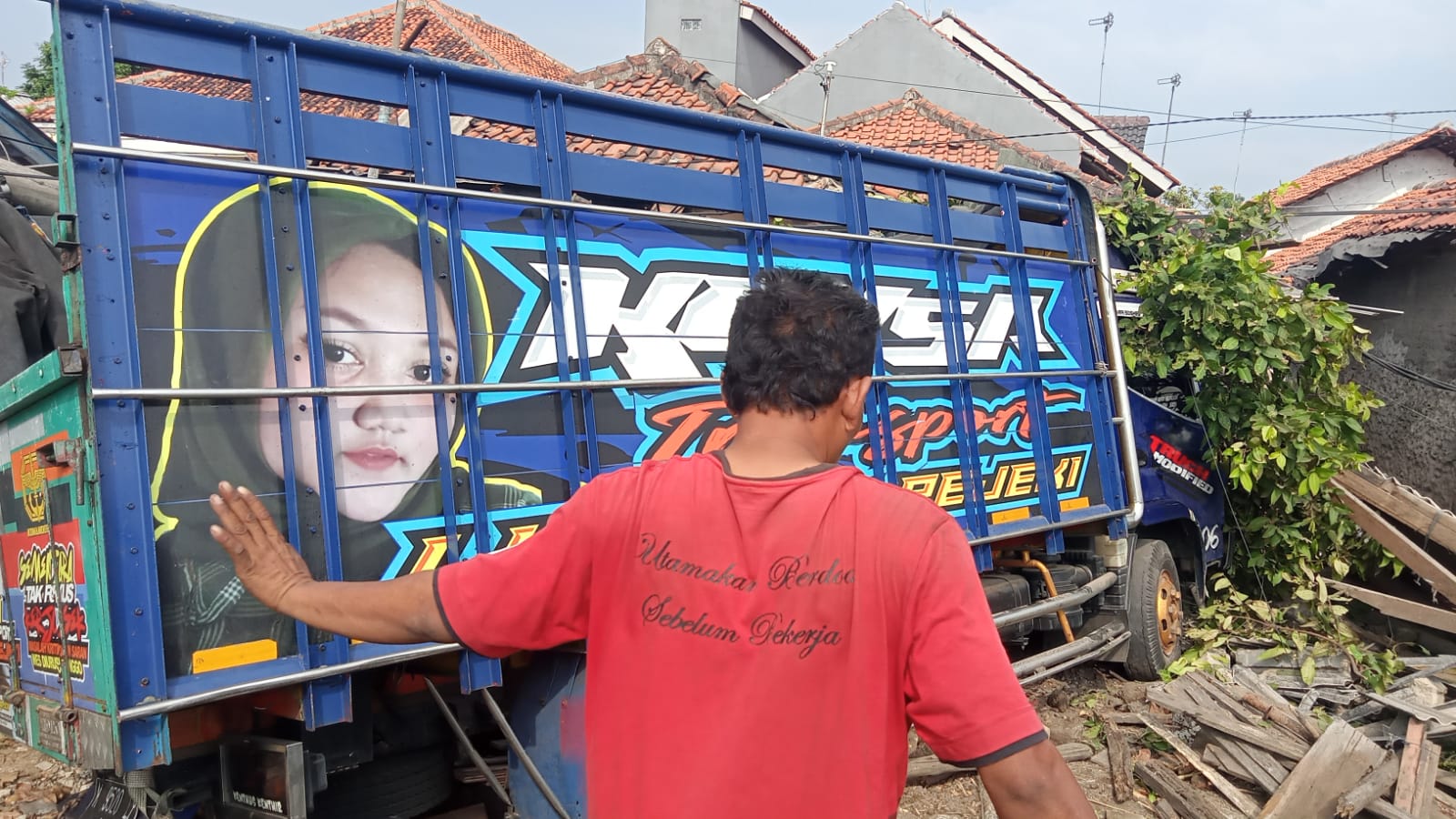 Truk Hantam Rumah, Satu Keluarga Trauma