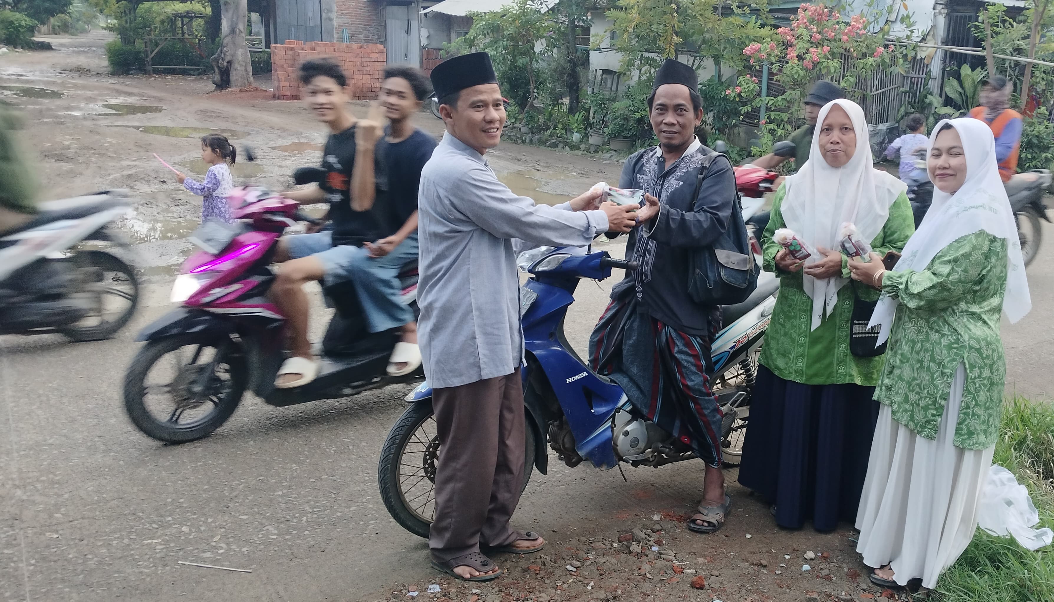Bagi-bagi Takjil Menjelang Buka Puasa, Memupuk Kasih Sayang Antara Pemberi dan Penerima