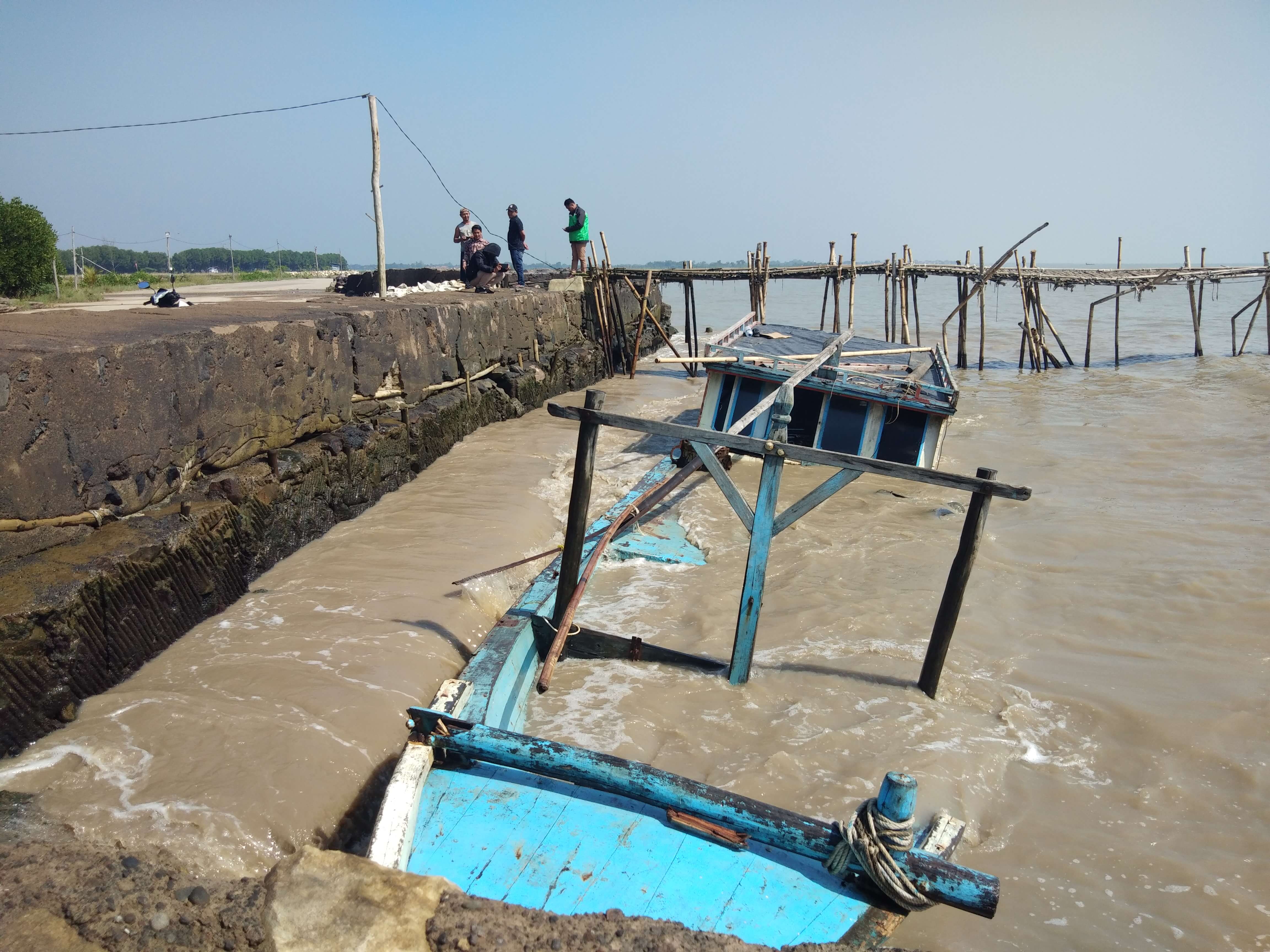 Kapal Nelayan Karam di Pesisir Indramayu, Akibat Diterjang Gelombang Tinggi