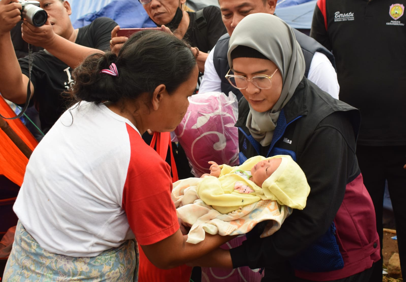 Datangi Korban Gempa Cianjur, Bupati Nina Agustina Salurkan Bantuan Logistik
