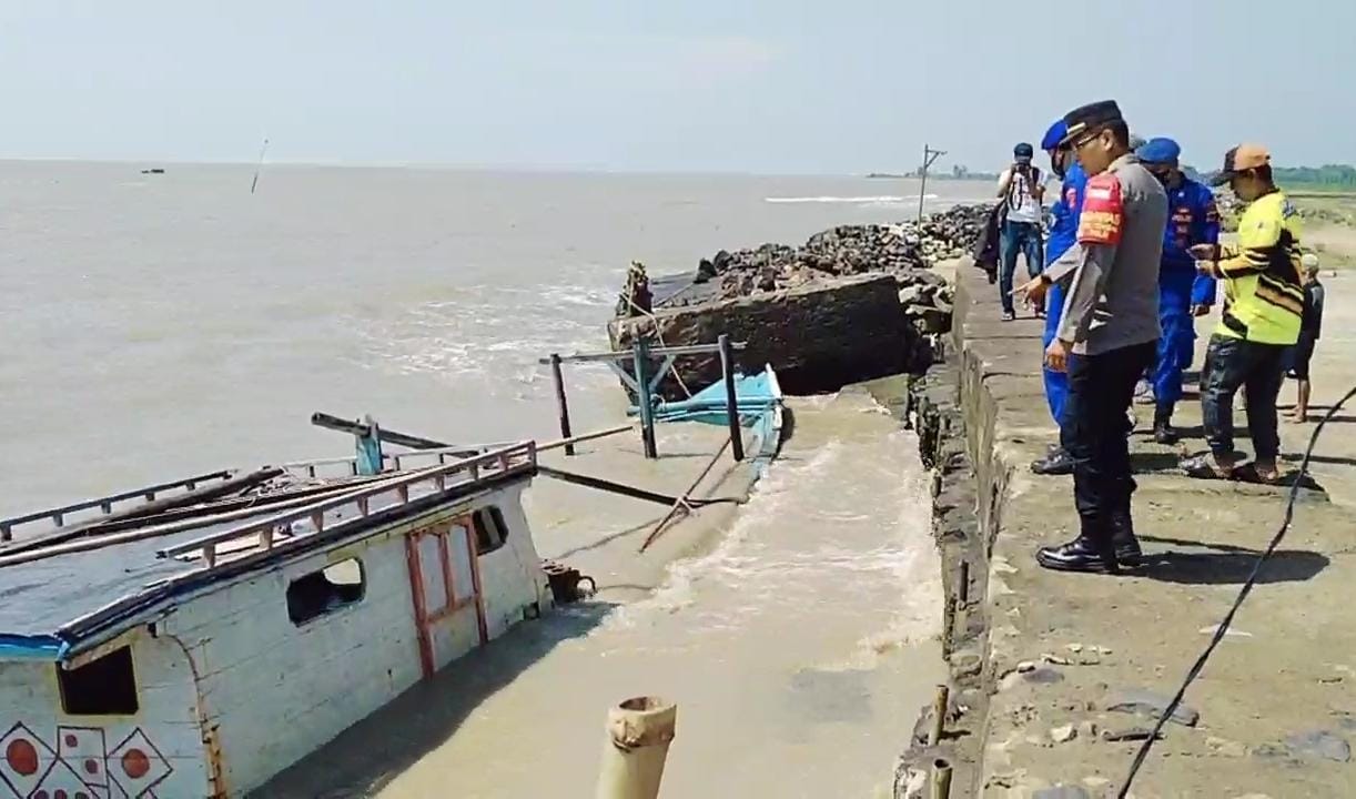 Kapal Nelayan Karam Diterjang Ombak Diperairan Pantai Tegal Agung