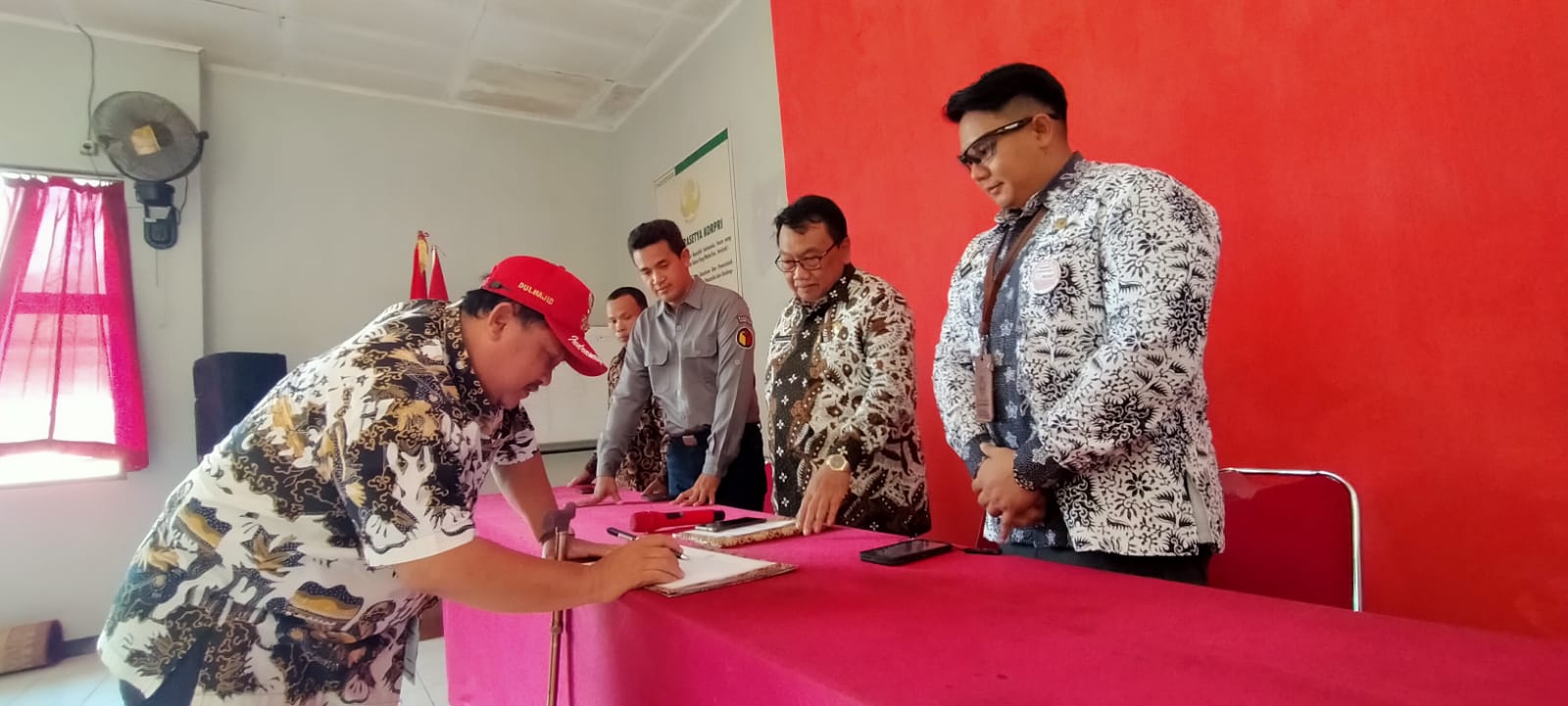 Teken Pakta Integritas Jelang Pemilu Serentak 2024, Kuwu dan Pamong Desa Wajib Netral