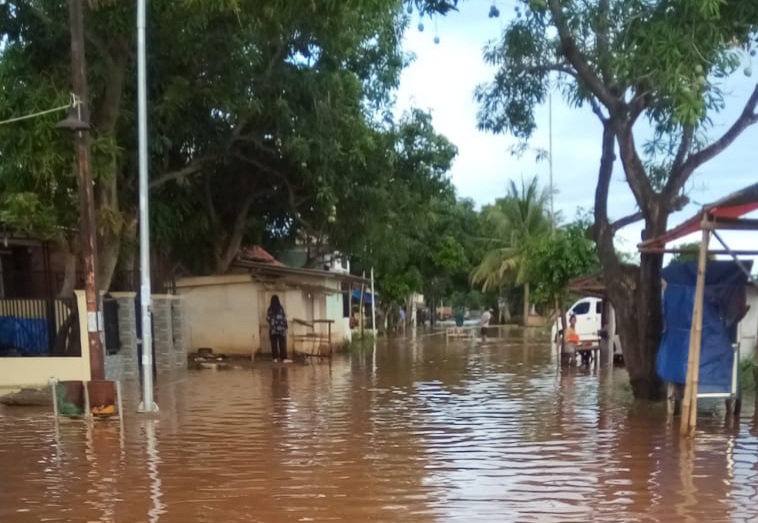 Akibat Hujan Deras, Akses Jalan Warga Tertutup Genangan Air di Bangodua