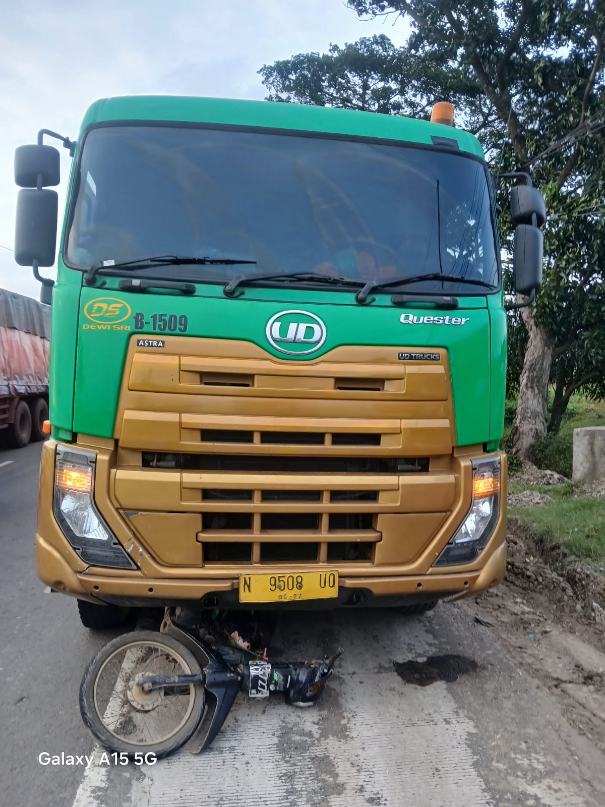 Hindari Lubang di Jalur Pantura Indramayu, Pengendara Motor Tewas Tertabrak Truk