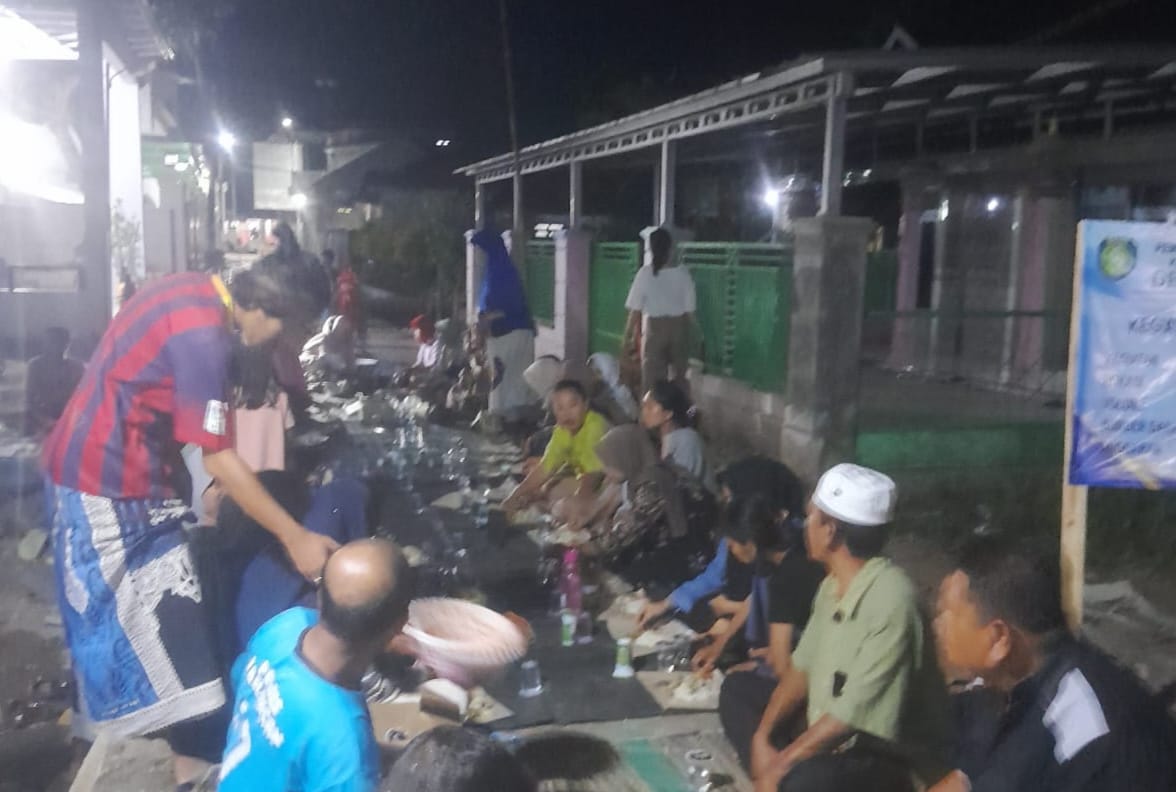 Jalan Desa Rampung di Cor Beton, Warga Kaplongan Gelar Doa Bersama