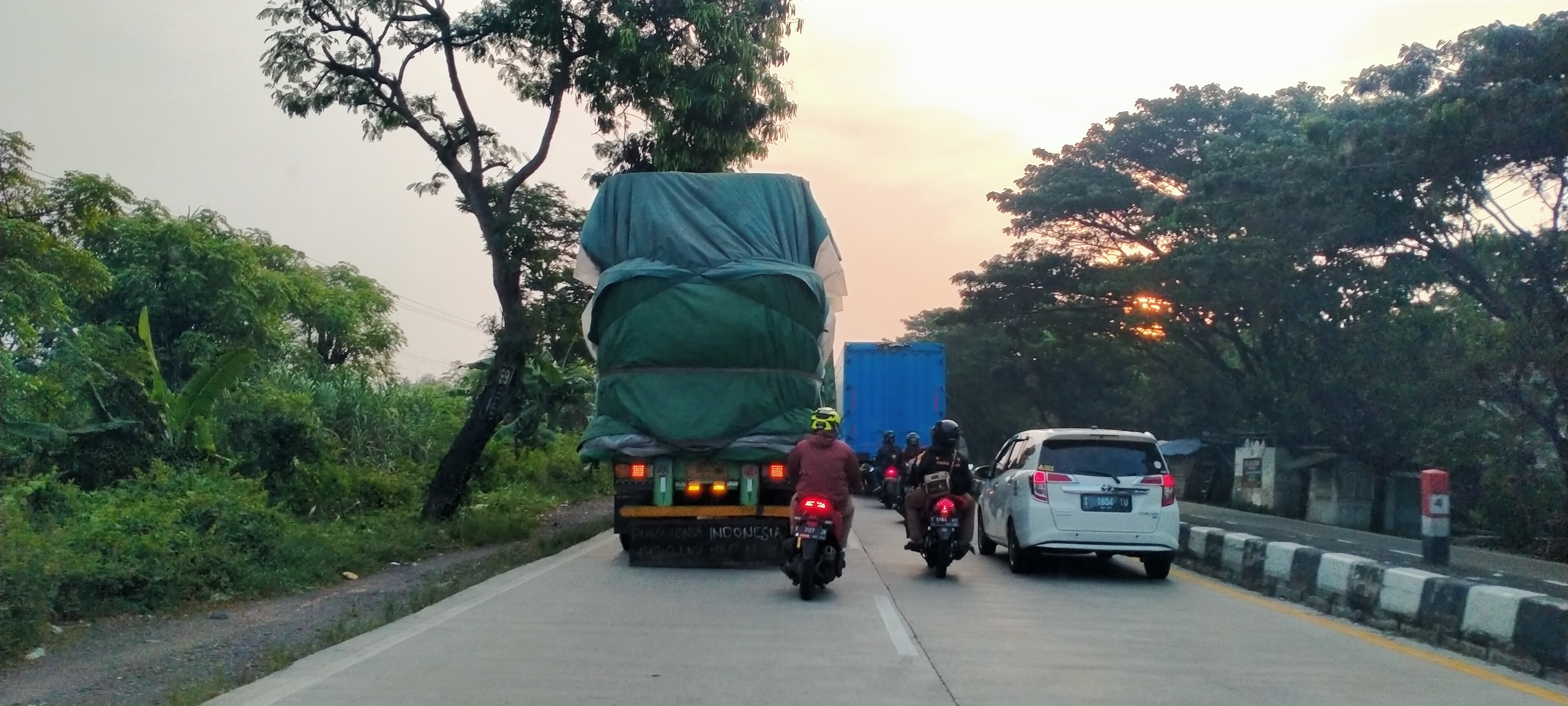 Akhir Long Weekend, Kendaraan Berat Sesaki Jalan Pantura