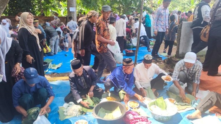 Syukuran Hasil Panen, Warga Cikeleng Gelar Hajat Bumi Potong Kerbau