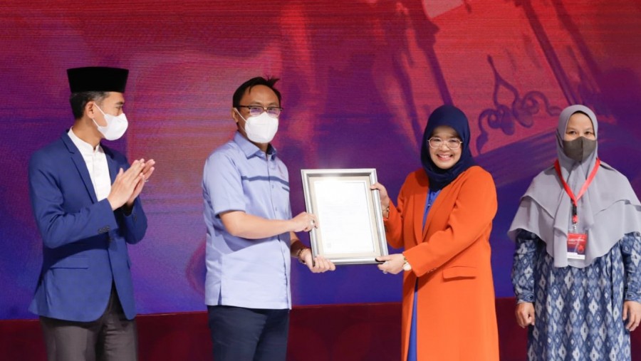BPJPH Serahkan Sertifikasi Halal Perdana Program Self Declare 2022