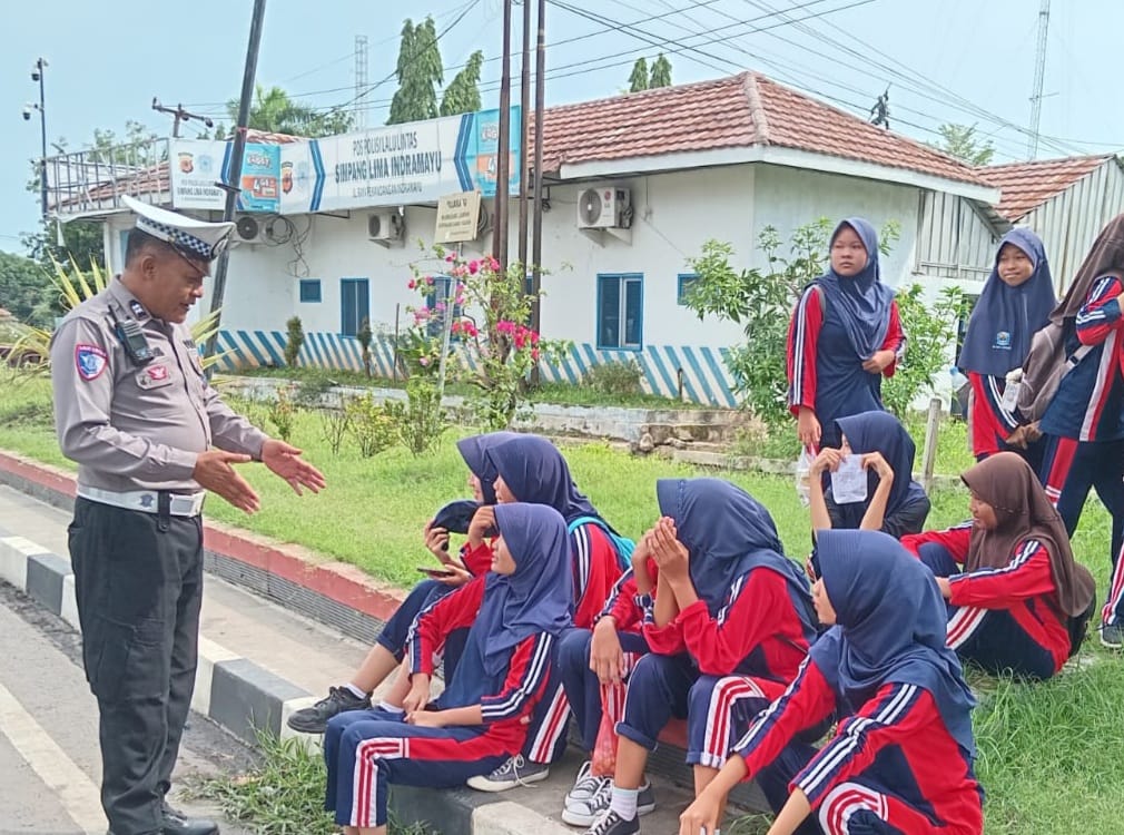 Satlantas Polres Indramayu Sosialisasikan Keselamatan Berlalu Lintas kepada Pelajar