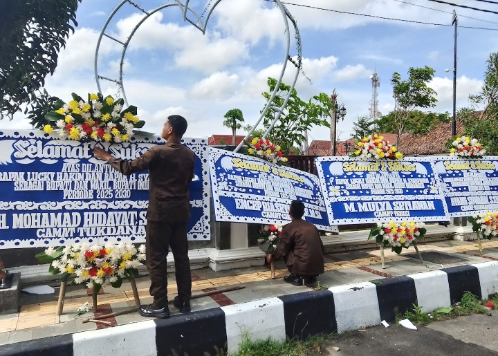 Karangan Bunga Penuhi Halaman Pendopo Indramayu
