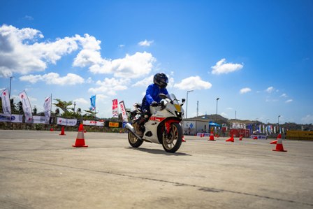 Jadi Bagian Keseruan bLU cRU Experience Day, Rasakan Riding Experience R15 Connected di Mandalika