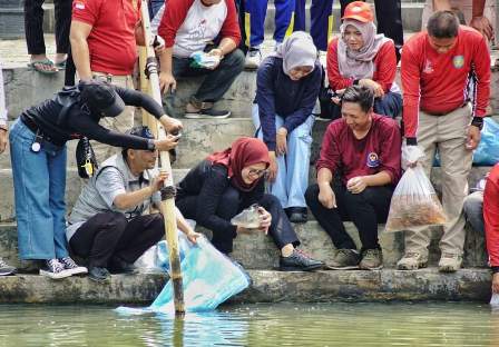 Bupati Tebar Benih Ikan Mas dan Nila di Sungai Cimanuk