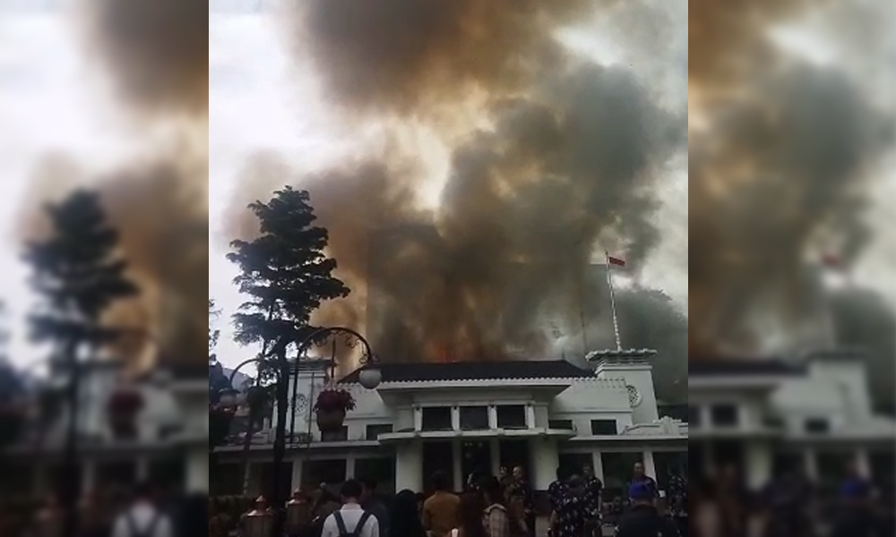 Asap Tebal Membumbung Tinggi, Ternyata Balai Kota Bandung Terbakar