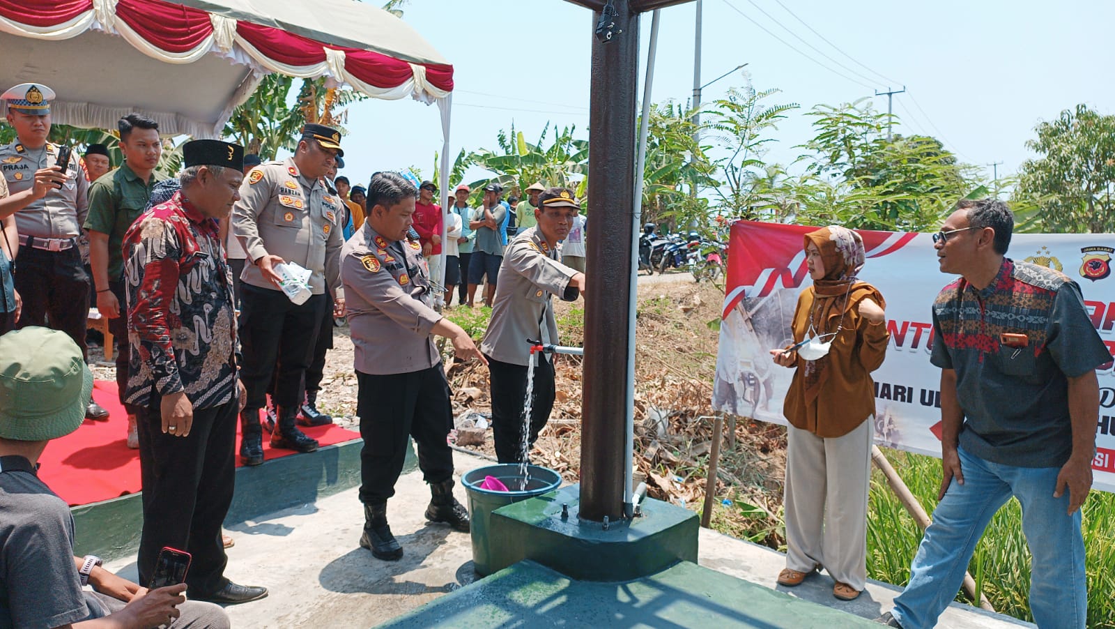 Keren! Polisi di Indramayu Beri Bantuan Sumur Bor di Desa yang Krisis Air Bersih