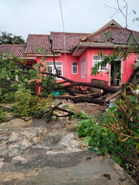 Diterjang Angin Kencang, 11 Rumah di Kecamatan Gantar Rusak