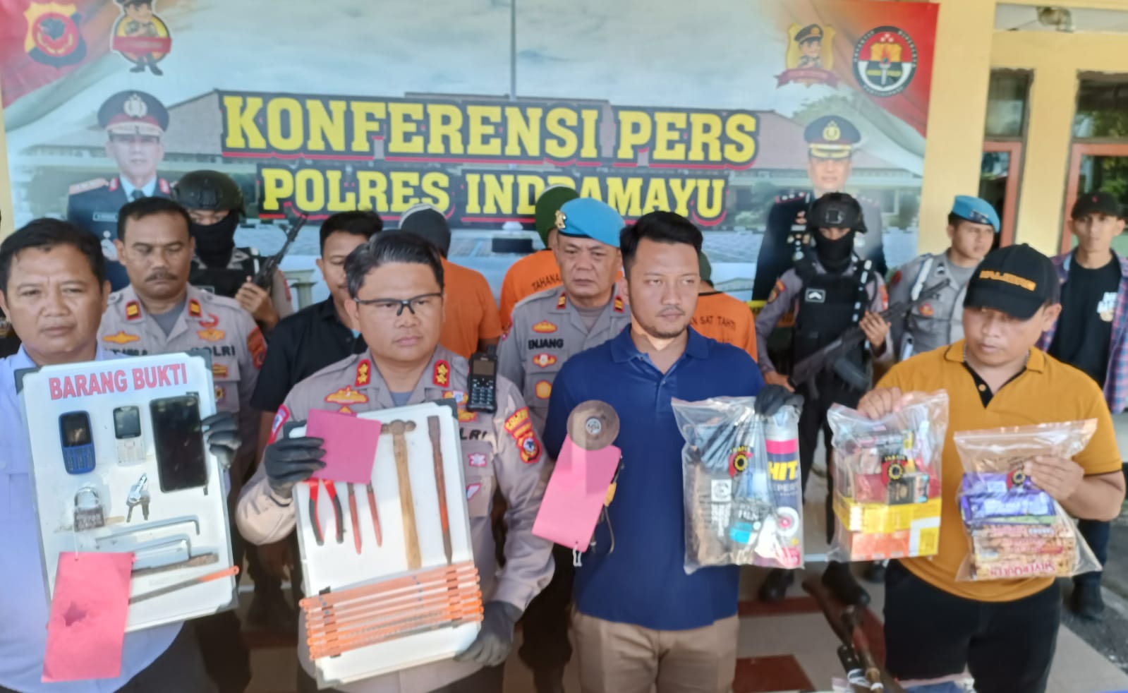 Polres Indramayu Ringkus Tersangka Spesialis Pembobol Minimarket Modusnya dengan Menjebol Dinding