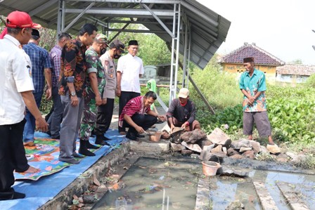 Jelang HUT Kemerdekaan RI, Forkopimcam Anjatan Rehab Makam Pahlawan 