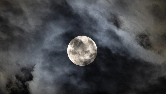 Malam Spesial! Saksikan Supermoon Cold Moon yang Bikin Langit Bercahaya Lebih Terang!