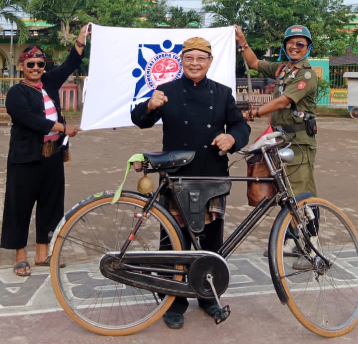 Rayakan HUT ke-17 KOSTI, Ratusan Pesepeda Ontel di Juntinyuat Gelar Gowes Bersama