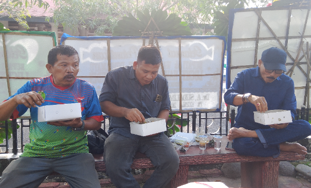 Hari Pertama Jadi Wabup Indramayu, Syaefudin Bagi-bagi Nasi Kotak di Sekitar Pendopo