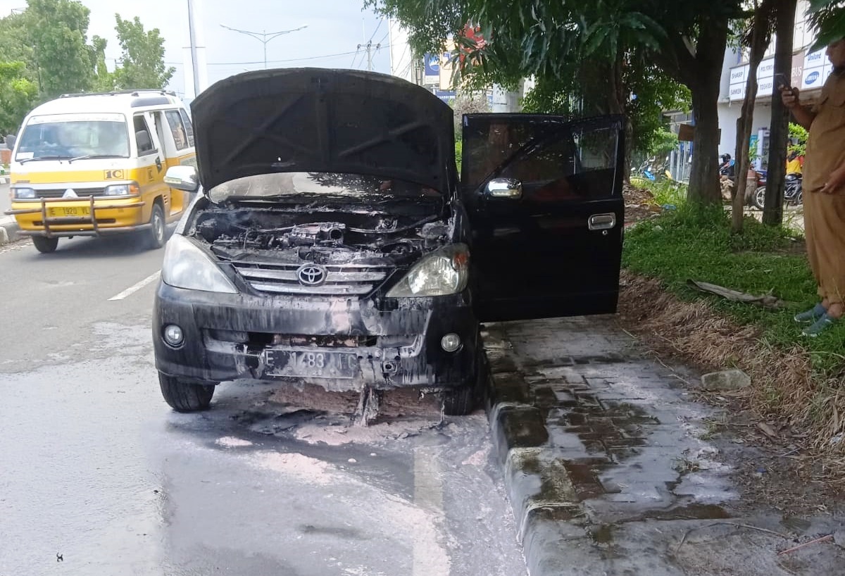 Mesin Mobil Avanza Tiba-tiba Mati, Langsung Terbakar