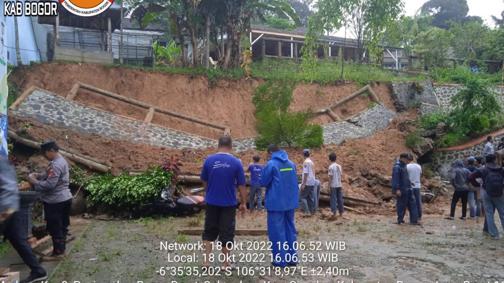 Tembok Sekolah Ambruk, Lima Motor Siswa SMAN 1 Sukajaya Bogor Tertimbun