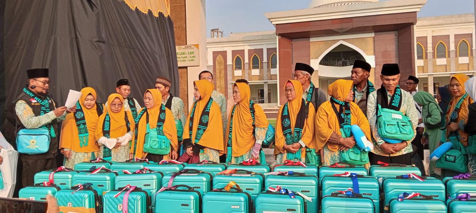 Da’i Kamtibmas Indramayu Terima Hadiah Umrah dari Kapolri, Pelepasan Jemaah Berlangsung Khidmat