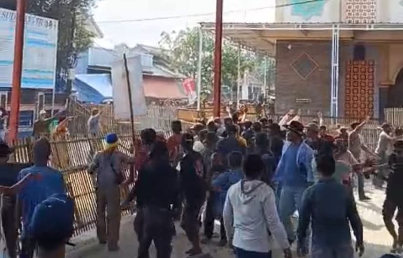 Dua Pendukung Calon Kuwu Bentrok, Saling Ejek Berujung Saling Lempar Batu 