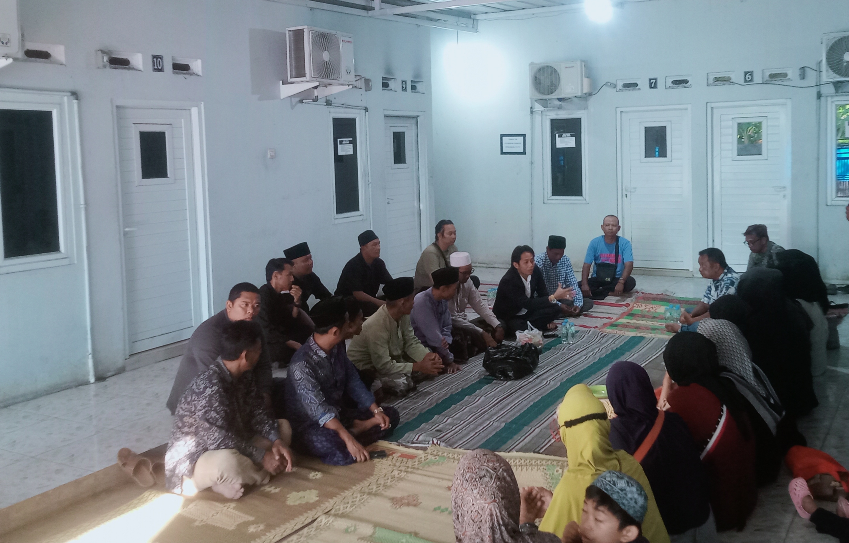 Keluarga Putri Apriyani Gelar Doa Bersama di Depan Kamar Kos Singajaya, Arwah Belum Tenang? 