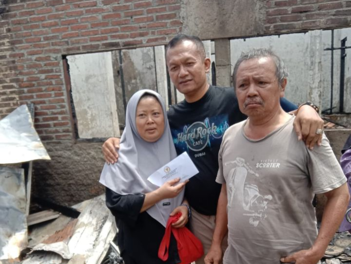 Cabup Bambang Hermanto Kunjungi Korban Kebakaran Rumah di Desa Sumuradem Timur