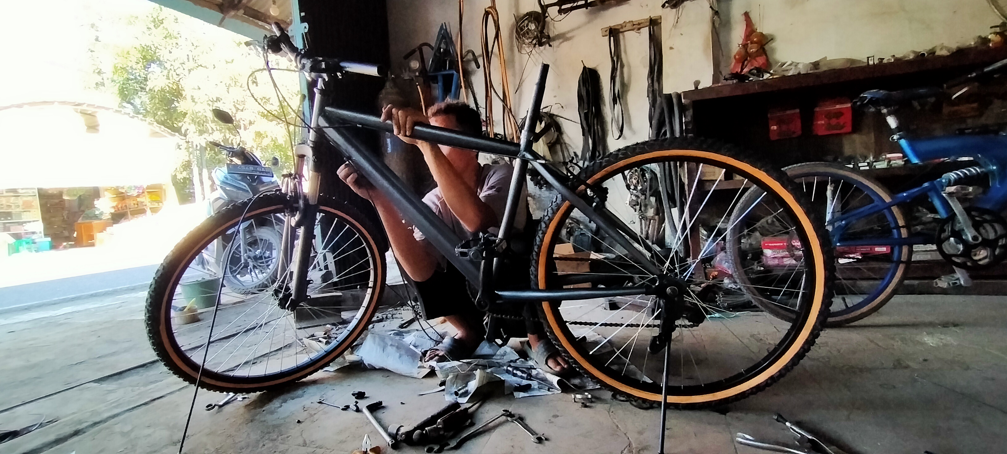 Jelang HUT ke-77 RI, Bengkel Sepeda Kebanjiran Pelanggan