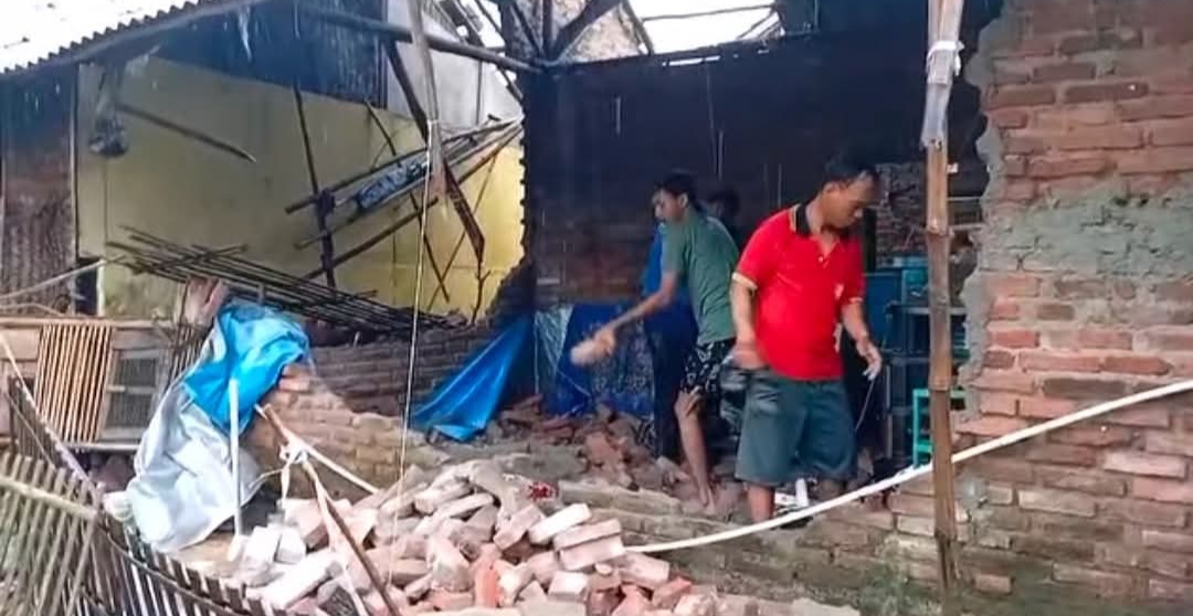 Angin Kencang Beserta Hujan Es Terjang Wilayah Kroya, 74 Rumah Rusak dan Satu Warga Tewas