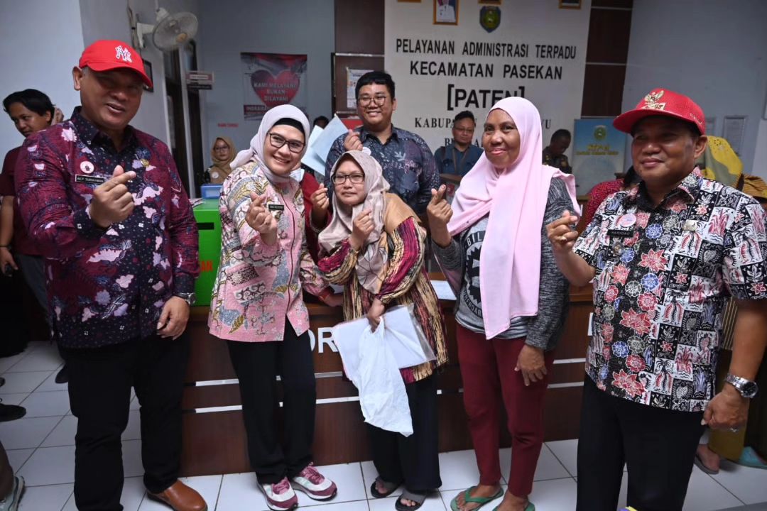 Bupati Nina Ngantor di Kecamatan, Cek Layanan Adminduk hingga Beri Bantuan Balita Stunting