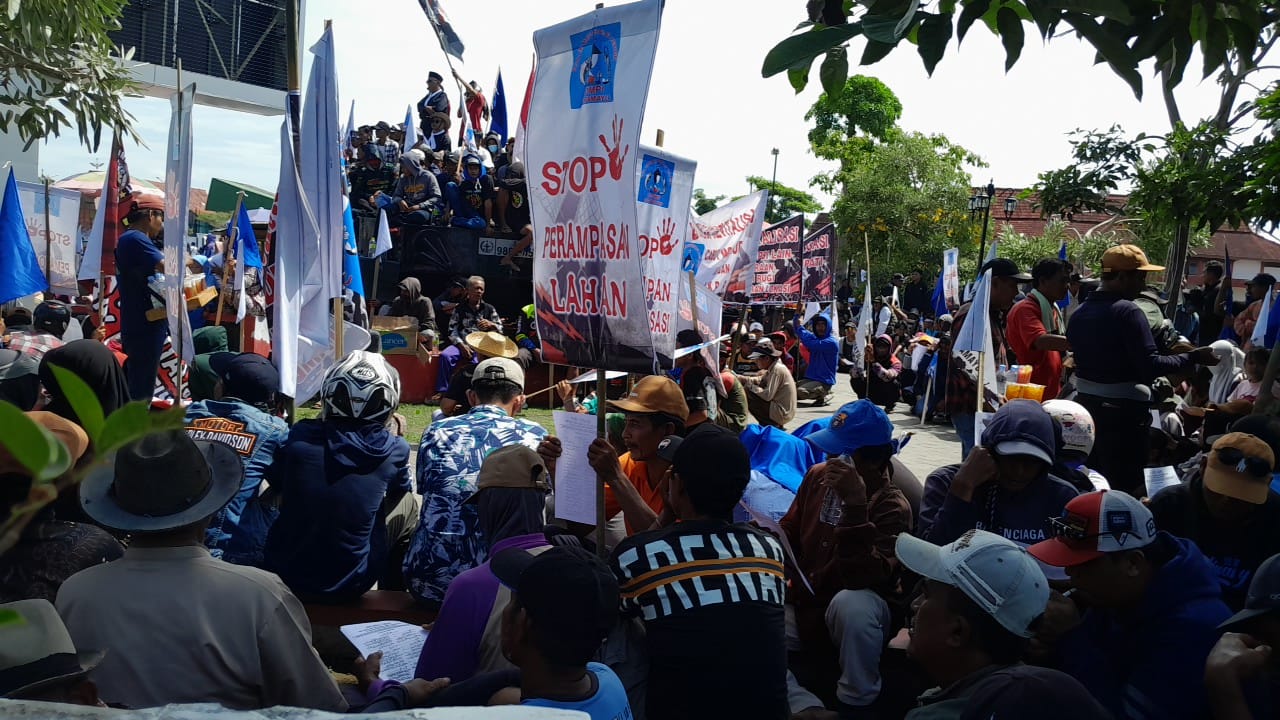 Ribuan Massa KOMPI Desak Bupati Lucky Cabut MoU dengan KKP