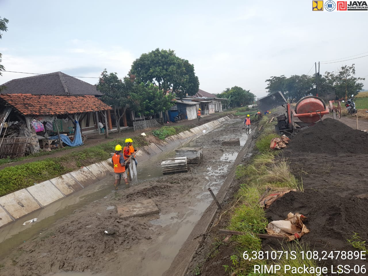 PT. Jaya Konstruksi Kebut Pembuatan Jembatan dan Pintu Air 