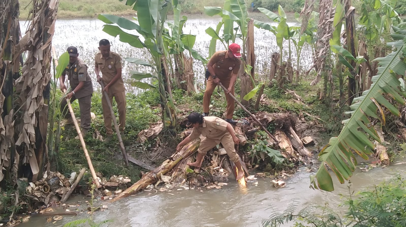 Camat Patrol Geram Ada Sampah Menumpuk di Kali  