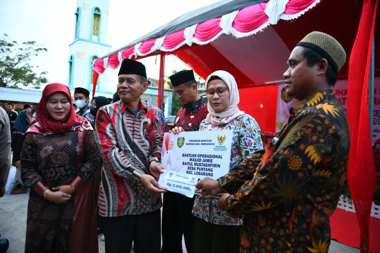 Bantu Masyarakat, Bupati dan Baznas Salurkan Zakat 2,7 Miliar 