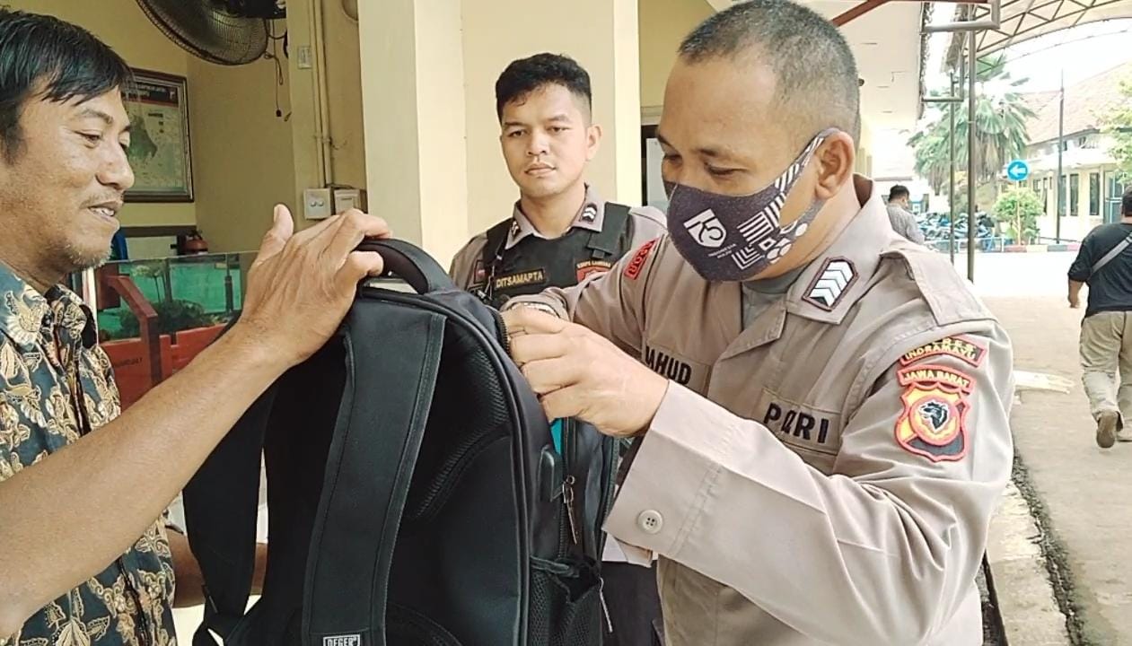 Perketat Pengamanan, Polisi  Periksa Bawaan Pengunjung 