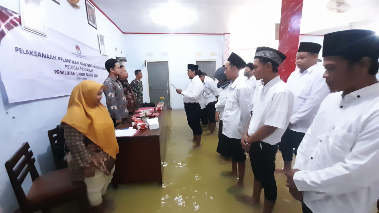 Semangat! Petugas Pantarlih Tetap Ikuti Acara Pelantikan Ditengah Kepungan Banjir