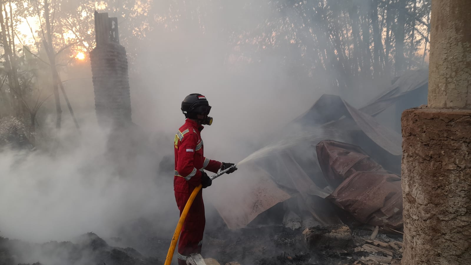 Petugas Damkar Berusaha Padamkan Api yang Membakar Pabrik Pengolahan Daun Cengkeh di Sangkanerang Kuningan